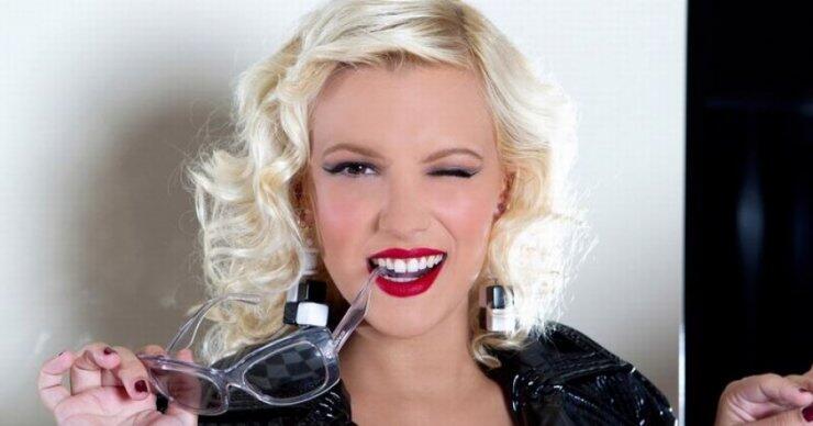 Λάουρα Νάργες: Εμφανίστηκε χωρίς ρούχα στο "Πρωινό" [video]