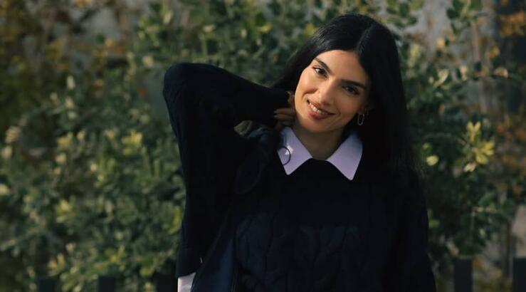 Άντρεα Κυριάκου: Το statement παντελόνι με το ιδιαίτερο print που είναι σε έκπτωση