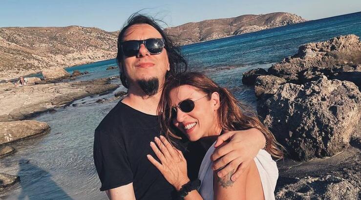 Ευρυδίκη: Παιχνίδια στην άμμο με τον σύζυγό της Μπομπ Κατσιώνη [εικόνες]