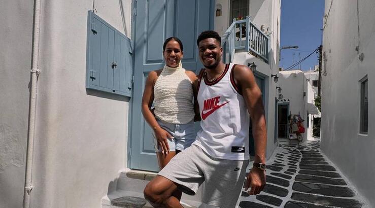 Γιάννης Αντετοκούνμπο: Με τα πεθερικά του στη Μύκονο [βίντεο]