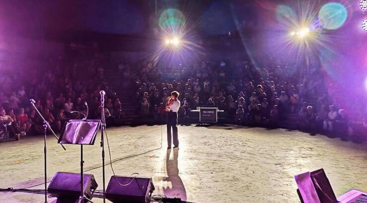 Κύπρια τραγουδίστρια αποκαλύπτει: «Έπεσα απ’ τις σκάλες, δεν μπορούσα να κουνηθώ και με πήγαν στο νοσοκομείο» 