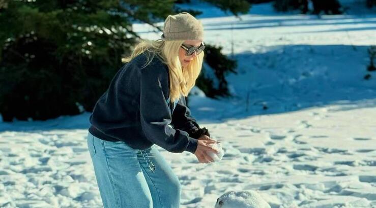 Ελένη Μενεγάκη: Δείτε την να φτιάχνει χιονάνθρωπο με την κόρη της Μαρίνα [εικόνες]