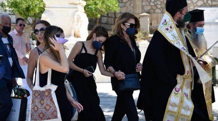 Τόλης Βοσκόπουλος: Σε βαρύ κλίμα το ετήσιο μνημόσυνο του - Συγκινημένη η σύζυγος και η κόρη του