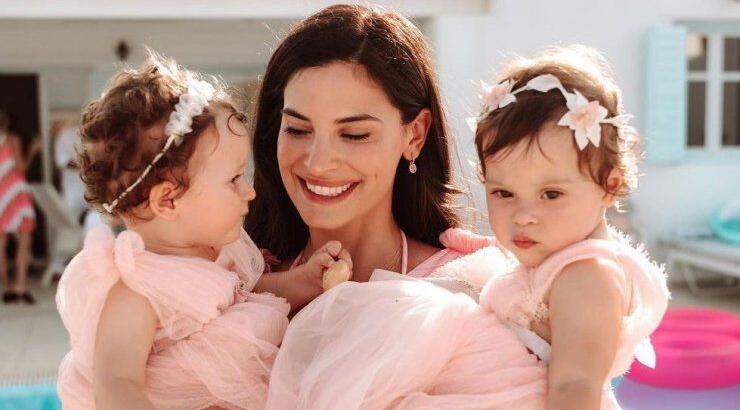 Xριστίνα Μπόμπα: Λιώσαμε με τις κόρες της αγκαλιά να προσπαθούν να της μιλήσουν στην τηλεόραση