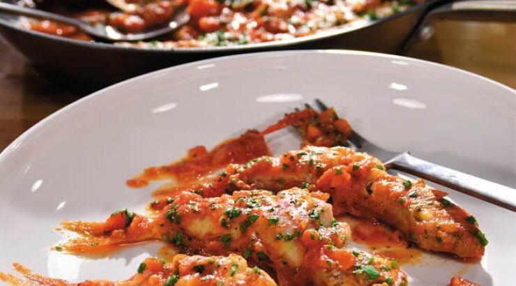 Κουτσομούρα στο τηγάνι με σάλτσα τομάτας και λευκό κρασί