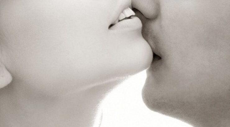 Πόσες θερμίδες καις με ένα φιλί;