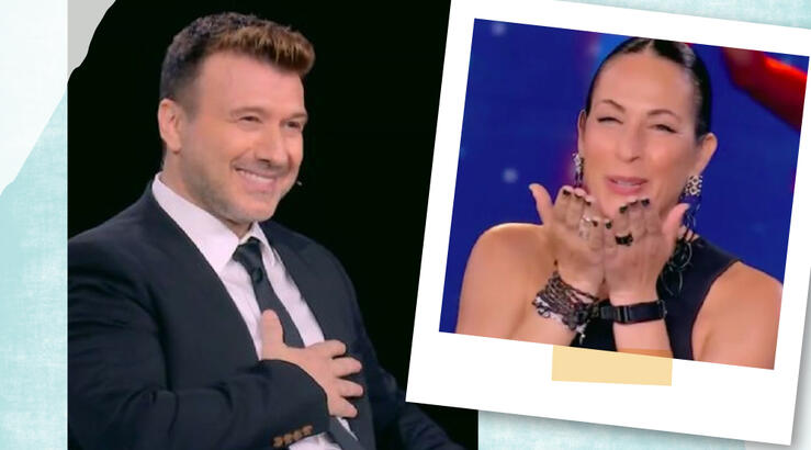 Γιάννης Πλούταρχος: Βουρκωμένος on camera με την έκπληξη της συζύγου του και της κόρης τους [βίντεο]