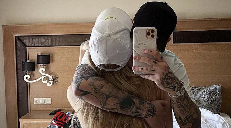 Σύντροφος Ελληνίδας τραγουδίστριας: «Είμαι κι εγώ έγκυος. Πρέπει να ρωτήσετε τον γιατρό μας»