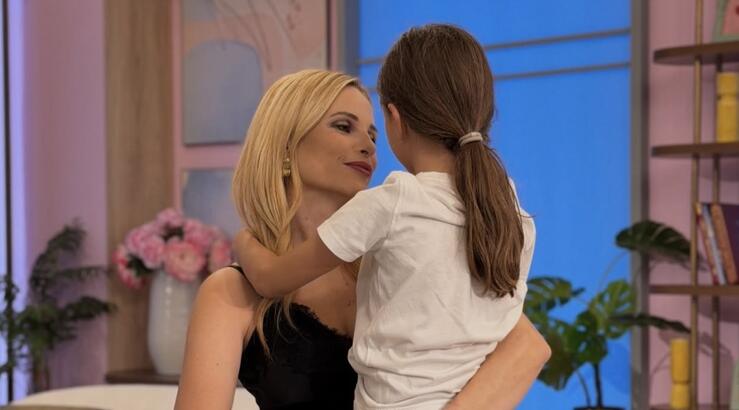 Αριστοτέλους: Οι αγκαλιές με την κόρη της στο στούντιο της εκπομπής της [εικόνες]