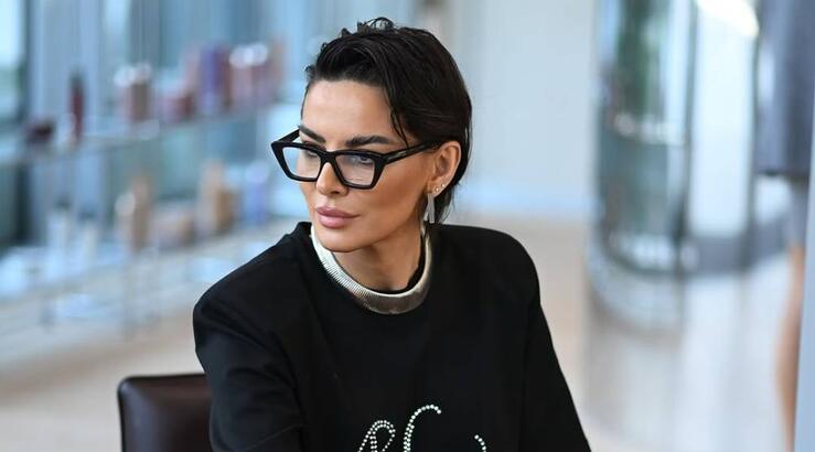 Ramona Filip: Σου δείχνει πως να φορέσεις με στιλ ένα λευκό παντελόνι την άνοιξη