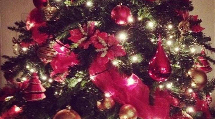 Η ξανθιά Ελληνίδα παρουσιάστρια στόλισε το Χριστουγεννιάτικο δέντρο 