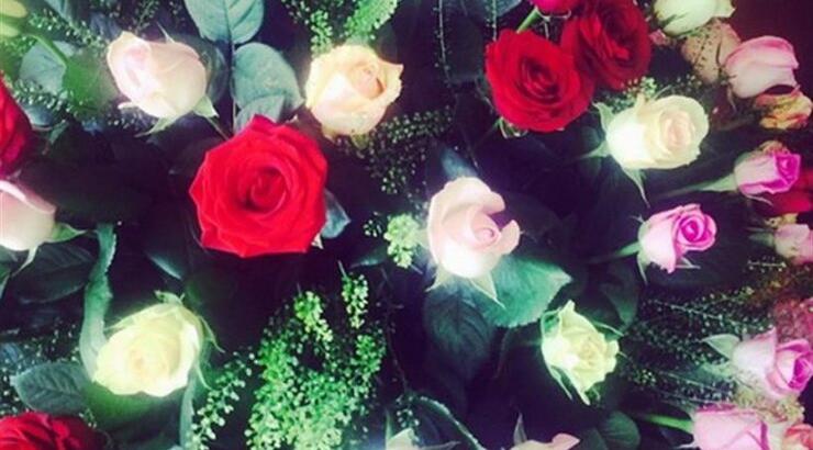 Ποια παρουσιάστρια πήρε αυτή την ανθοδέσμη; 