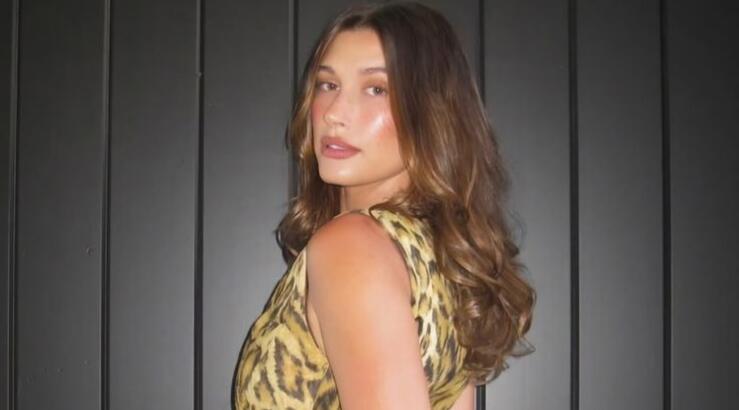 Η Hailey Bieber μας δείχνει το επόμενο προϊόν που θα κυκλοφορήσει η Rhode