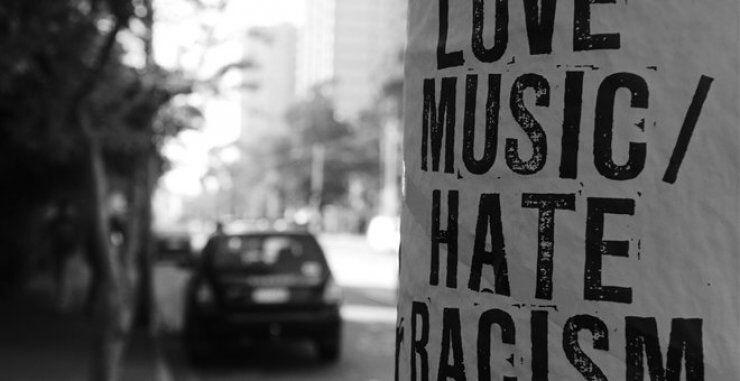 “Βάλε το ρατσισμό στη θέση του”: Μια ανατρεπτική καμπάνια από την Πορτογαλία