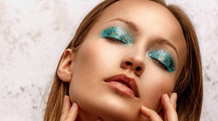 Το glitter επιστρέφει δυναμικά και πρωταγωνιστεί σε πρόσωπο, μαλλιά και νύχια