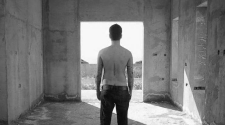 Απίστευτη δήλωση Κύπριου ηθοποιού: "Η σύντροφός μου έβαλε κοριό στον καναπέ για να με παρακολουθεί"