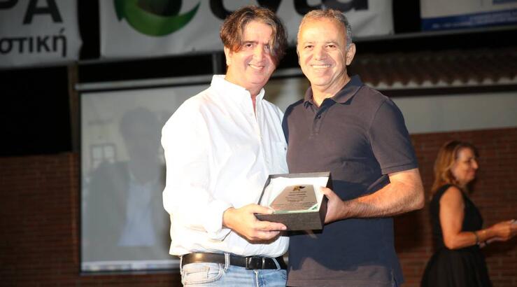 Ο Γιώργος Τσιάκκας βραβεύθηκε από το χωριό του -  Στο πλευρό του η σύζυγος και τα παιδιά του [εικόνες]