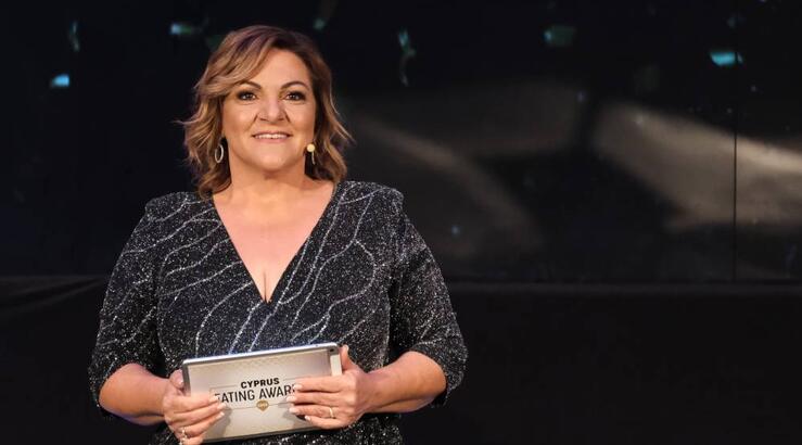 Βίκυ Σταυροπούλου: Μοίρασε σπανακόπιτα στους παρευρισκομένους στα Cyprus Eating Awards [βίντεο]