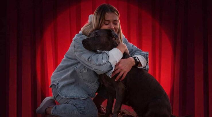 Όταν το θέατρο συναντά την αγάπη για τα αδέσποτα: Μια κοινωνική παράσταση με καλό σκοπό