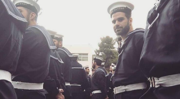 Συγκινημένη επώνυμη Κύπρια στην ορκωμοσία του γιου της στο Ναυτικό