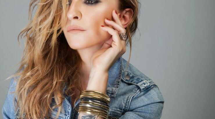 H Ρούλα Ρέβη νανουρίζει τα δίδυμά της [εικόνα]