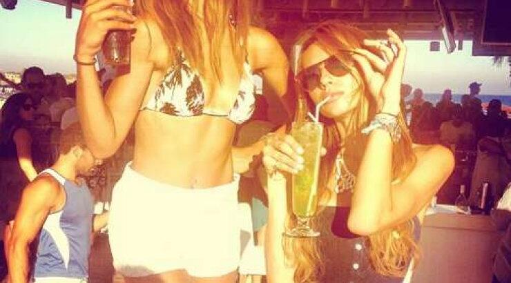 H Ελευθερία Ελευθερίου διασκεδάζει στην Αγία Νάπα