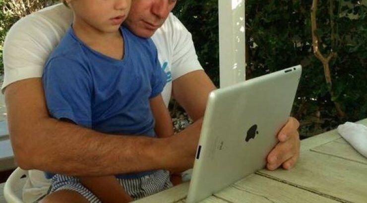 Nικόλας Παπαδόπουλος: Αγκαλιά με τον γιό του Τάσο! 