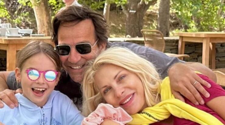 Μενεγάκη: Πρωινή έξοδος στην Αθήνα με τη μητέρα της, τον Μάκη Παντζόπουλο και την κόρη τους [βίντεο]