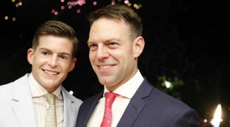 Κασσελάκης - Mcbeth: Στη δημοσιότητα για πρώτη φορά το προσκλητήριο του γάμου τους [εικόνα]