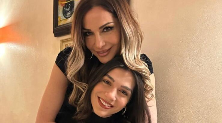 Δέσποινα Βανδή: Τραγουδά με την κόρη της στο σαλόνι του σπίτι τους και ο γιος της παίζει κιθάρα [βίντεο]