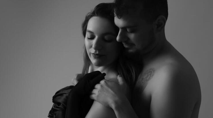 Ιωάννα Λαμπροπούλου: Καταγράφει τη στιγμή όπου το μωράκι της κλωτσάει την κοιλίτσα της [βίντεο]