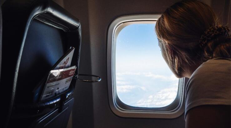 Ποια είναι η καλύτερη θέση να κάθεσαι στο αεροπλάνο, σύμφωνα με τους αεροσυνοδούς