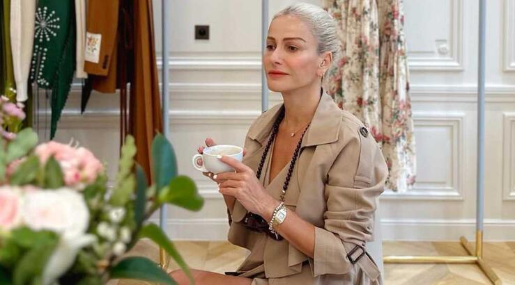 Έμιλυ Γιολίτη: Το υπέροχο φόρεμα στο summer party στο σπίτι της