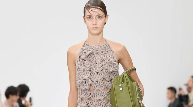 Οι τσάντες που θα κρατήσουμε την άνοιξη έχουν αυτά τα χρώματα