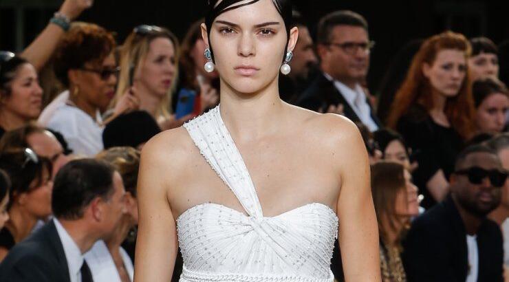 H Kendall Jenner εμφανίστηκε με dramatic hairdo στην πασαρέλα του Civenchy 