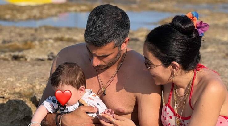 Άλκης Χρήστου – Δέσποινα Χατζηζαχαρία: Οι πρώτες βουτιές του 5 μηνών γιου τους [εικόνες]