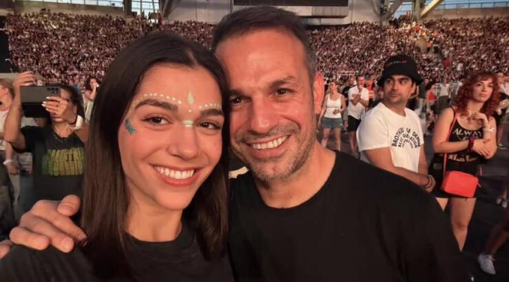 Μελίνα Νικολαΐδου: Με τον μπαμπά της και τη σύντροφό του στη συναυλία των Coldplay [εικόνες]