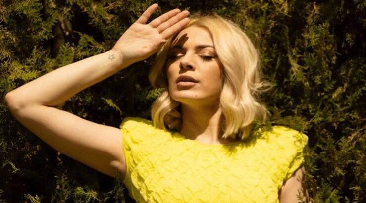 Δήμητρα Μακρυγιάννη: Ποζάρει σαν αερικό στις διακοπές της στις Κυκλάδες [εικόνα]