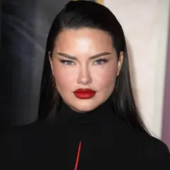 Adriana Lima: Πόζαρε μόνο με μια πετσέτα στο κρεβάτι