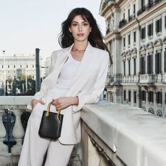Anne Hathaway: Δείχνει τη φουσκωμένη της κοιλιά σε οικογενειακό ταξίδι