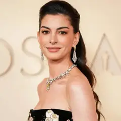 Anne Hathaway: Ανακηρύχθηκε ως η “πιο όμορφη γυναίκα στον κόσμο” για το 2026
