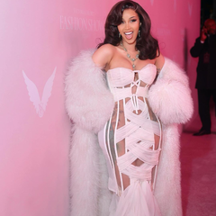 Cardi B: Πέφτει στο έδαφος ενώ χορεύει με έναν ρομπότ