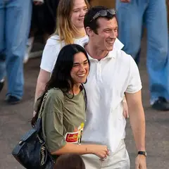 Dua Lipa – Callum Turner: Ο μυστικός γάμος στο Λονδίνο και η εντυπωσιακή εμφάνιση της τραγουδίστριας