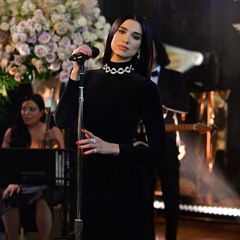 Dua Lip: Χόρεψε σε γλέντι με ποτήρι στο κεφάλι και έγινε viral