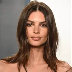 Emily Ratajkowski: H βραδινή έξοδος σε κλαμπ της Αθήνας με τον Romain Gavras