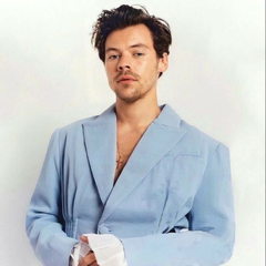 Harry Styles: Γλίστρησε και έπεσε στη σκηνή κατά τη διάρκεια συναυλίας του