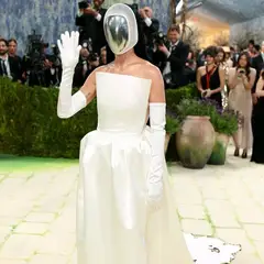 Met Gala 2026: Η εκκεντρική εμφάνιση τραγουδίστριας που θύμισε το outfit της Kim Kardashian το 2021