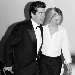 John Kennedy – Carolyn Bessette: Σαν σήμερα η μοιραία πτήση που έβαλε τέλος στην πιο θυελλώδη ιστορία αγάπης