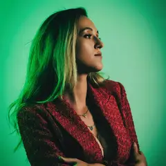 Άντζελα Μαυροπούλου: Η Κύπρια καλλιτέχνις που επαναπροσδιορίζει τη μουσική ταυτότητα