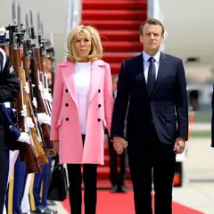 Brigitte Macron: Χέρι-χέρι με τον Emmanuel, χορεύει και τραγουδά τις μεγάλες επιτυχίες της Celine Dion